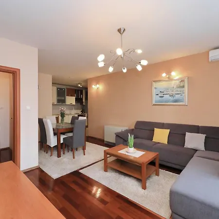 شقة Toni زادار